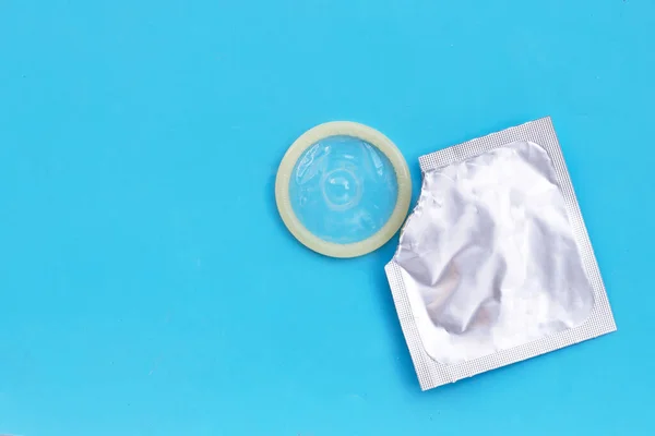 Kondom Blå Bakgrund Kopiera Utrymme — Stockfoto