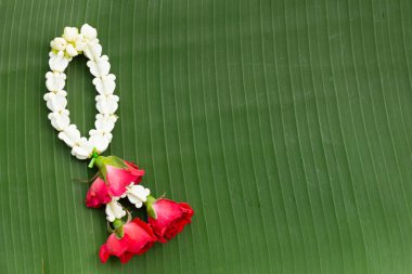 Gül çiçekli yasemin çelenk 