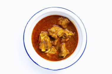 Baharatlı kızarmış domuz pirzolası ve beyaz arka planda Tayland güneyin acı biber ezmesi..