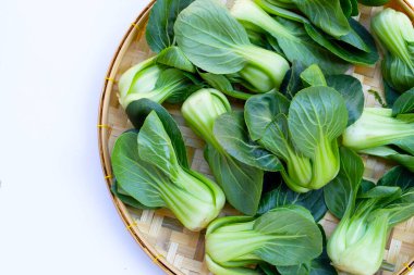 Beyaz arkaplanda bok choy.