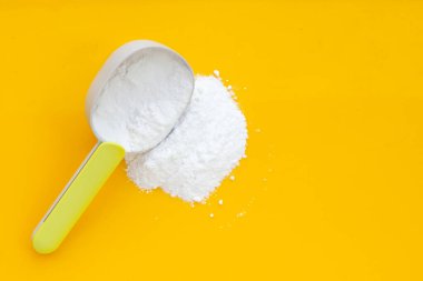 Mavi arka planda kabartma tozu.