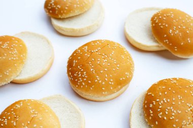 Beyaz arka planda susamlı hamburger çörekleri..
