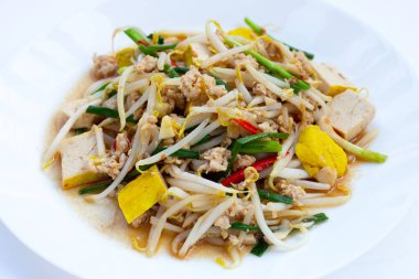 Kızarmış fasulye filizi, kıyma ve soya peyniri.