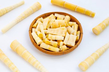 Beyaz arkaplanda bambu filizleri.