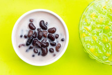 Hindistan cevizi sütlü kırmızı fasulye. Hindistan cevizi sütü içinde muhallebi incileriyle mısır. Tayland tatlısı