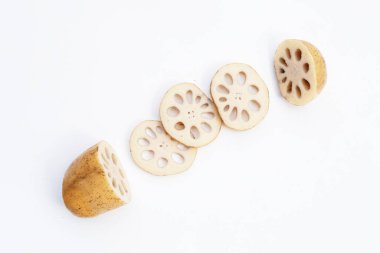 Beyaz arkaplanda nilüfer kökü