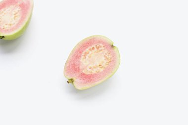 Beyaz arkaplanda taze pembe guava.