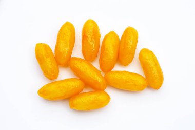 Mung fasulye ezmesi yumurta sarısı ve şekerden oluşur. Tayland Tatlısı