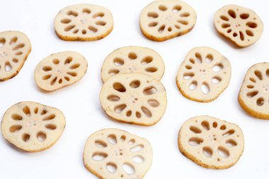 Beyaz arkaplanda nilüfer kökü