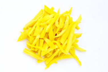 Beyaz arka planda korunmuş bambu filizi.