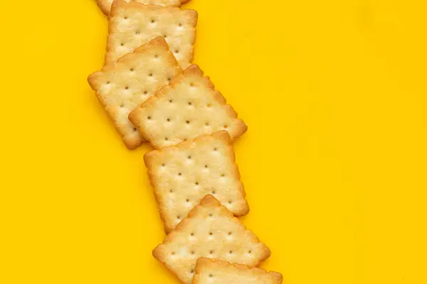 黄色の背景にドライクラッカークッキー — ストック写真