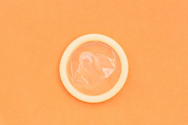 Kondom Auf Orangenem Hintergrund Kopierraum — Stockfoto