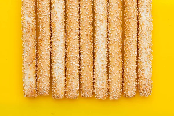 黄色の背景にパン棒 — ストック写真