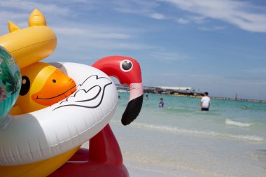 Plajda şişme halkalar. Yaz konsepti