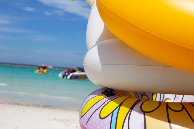 Plajda şişme halkalar. Yaz konsepti