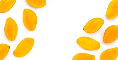 Tropik meyve, beyaz arka planda mango..