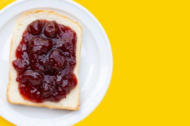 Çilek reçelli ekmek dilimlenmiş