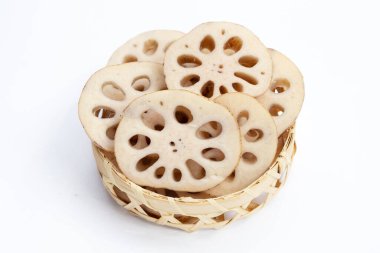 Beyaz arkaplanda nilüfer kökü