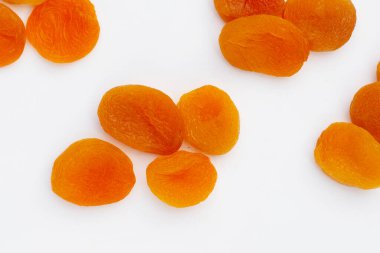 Beyaz arkaplanda kurumuş kayısılar.