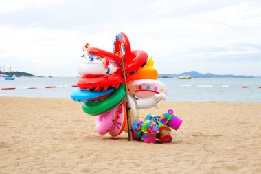 Tayland 'da Pattaya sahilinde renkli yüzme yüzüğü ve oyuncak kovası..