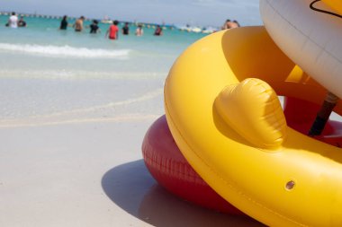 Tien Beach koh larn 'da şişme halkalar. Pattaya Tayland.