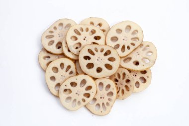 Beyaz arkaplanda nilüfer kökü