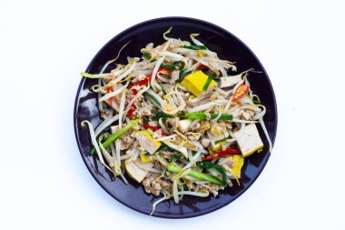 Kızarmış fasulye filizi, kıyma ve soya peyniri.