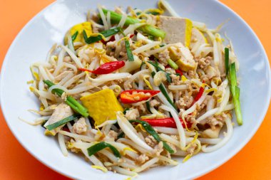 Kızarmış fasulye filizi, kıyma ve soya peyniri.