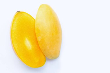 Tropik meyve, beyaz arka planda mango. Üst görünüm