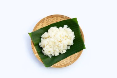 Muz yaprağına yapış yapış pirinç, beyaz arka planda bambu sepeti..