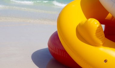 Plajda şişme halkalar. Yaz konsepti