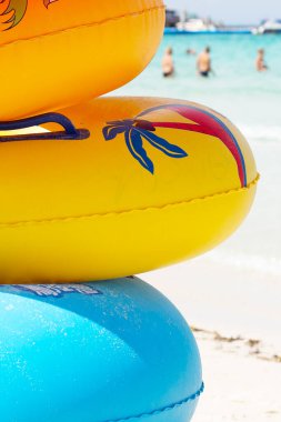 Plajda şişme halkalar. Yaz konsepti