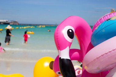 Plajda şişme halkalar. Tawaen Sahili, Koh Larn Pattaya.
