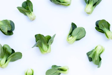 Beyaz arkaplanda bok choy.