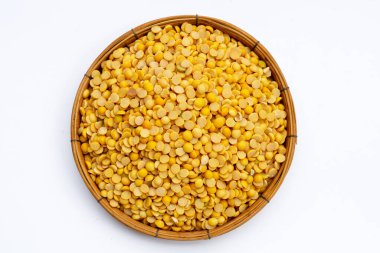 Bambu tabağında soyulmuş soya fasulyesi.