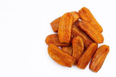 Beyaz arka planda kurutulmuş muzlar.