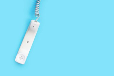 Mavi arkaplanda sabit telefon ahizesi.