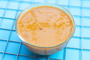 Pişirmek için tuzlu soya fasulyesi ezmesi.