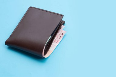 Mavi arka planda kahverengi cüzdan