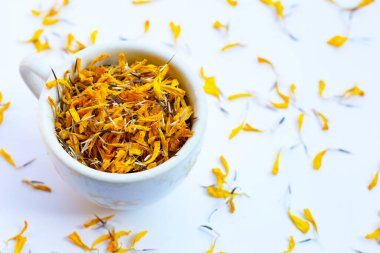 Kadife çiçeğinin kurumuş yaprakları