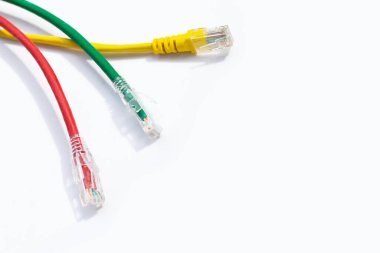 Beyaz arkaplanda LAN ağ bağlantısı ethernet kabloları.