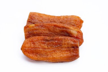 Beyaz arka planda kurutulmuş muzlar.