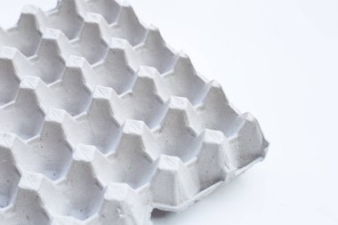 Beyaz arkaplanda kağıt yumurta sandığı.