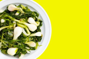 Beyaz tabakta turşulu taze soğan.