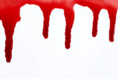 beyaz zemin üzerinde kan damlaları.