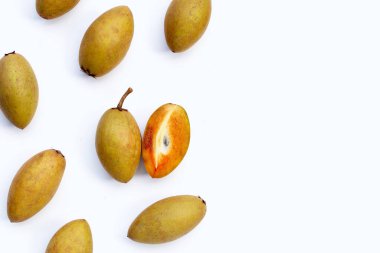 Beyaz arka planda taze sapodilla meyvesi
