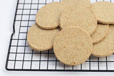 Beyaz arkaplanda yulaf keki.