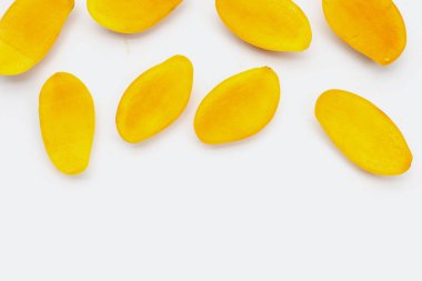 Tropik meyve, beyaz arka planda mango..