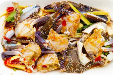 Mavi yengeç ile baharatlı yeşil mango salatası