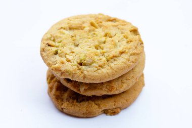 Beyaz arka planda fıstıklı ve bademli kurabiyeler..